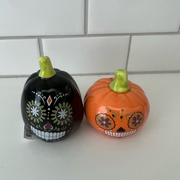 Mini π Halloween Ceramic Sal & Pepper Shakers - Picture 4 of 12